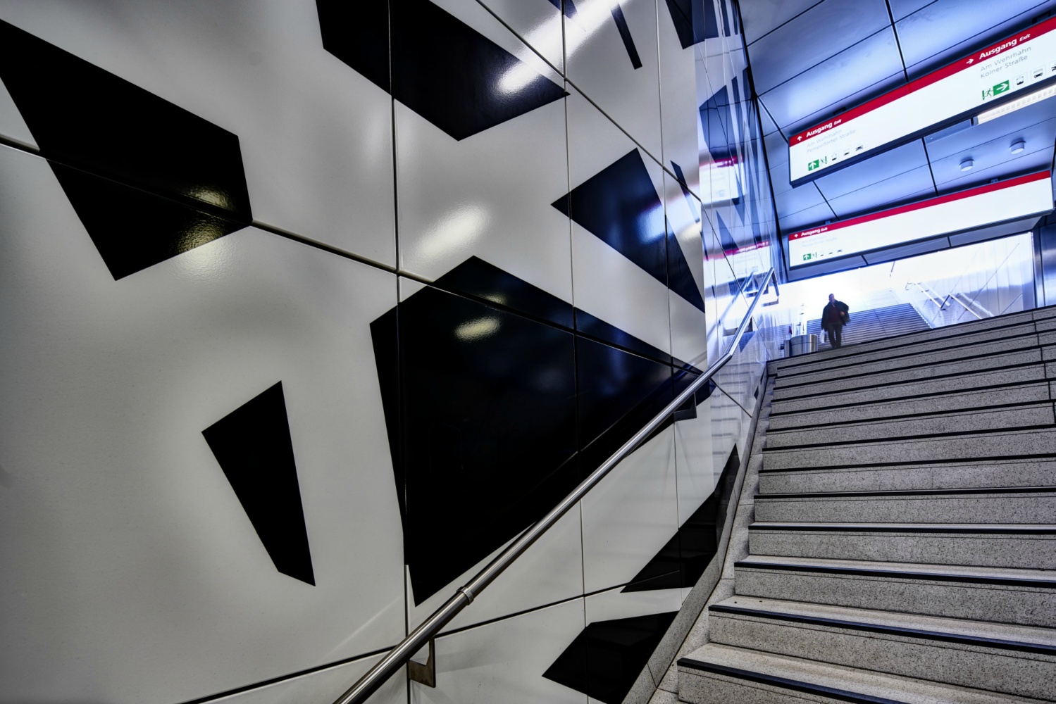 U-Bahn Wehrhahlinie, Haltestelle Pempelforter Str. 2020 (Installation „Surround“ von Heike Klussmann 2016)